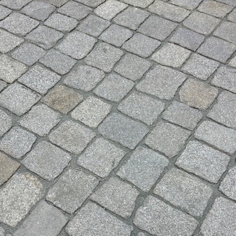 Geschnittenes & geflämmtes Kopfsteinpflaster