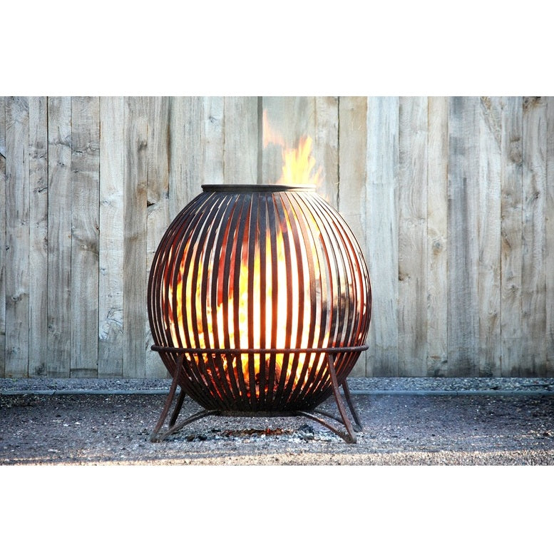 Feuerkorb_metall-gross_vor_Holzwand