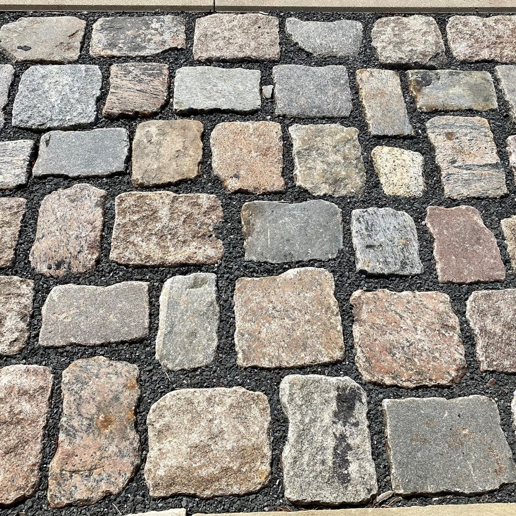 Kopfsteinpflaster mit antiker Oberseite