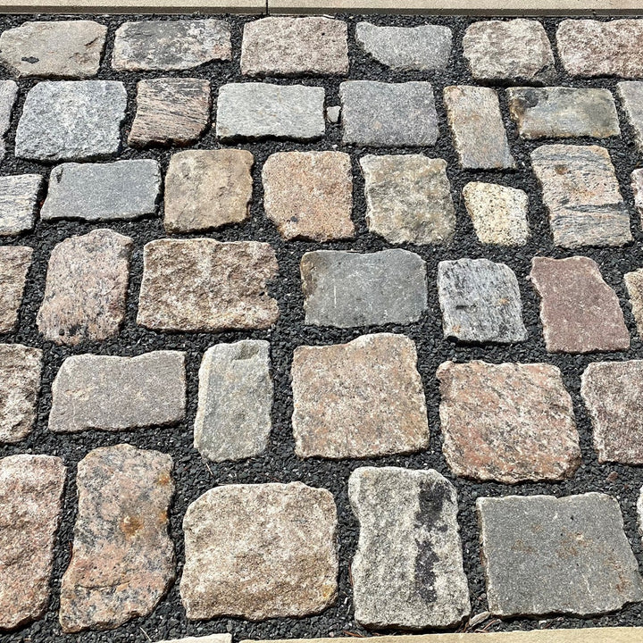 Kopfsteinpflaster mit antiker Oberseite