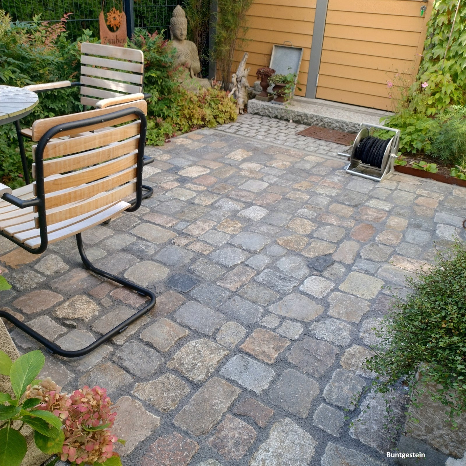 Kopfsteinpflaster_bunt_Terrasse